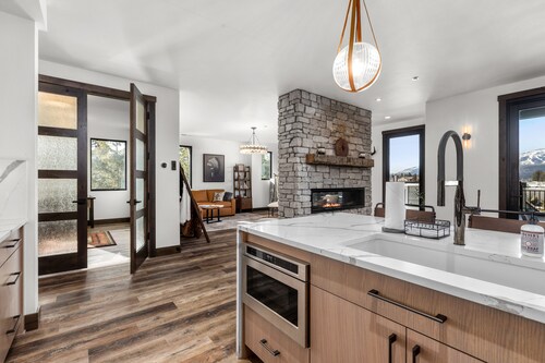 Absolutely incredible Penthouse 3 bedroom Eagle Lake condo. Huge views, Hot tub, air conditioning