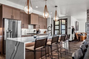 Frigorifero, microonde, forno, piano cottura