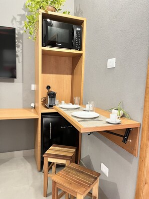 Comfort Triple Room | In-room dining