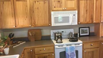 Geladeira, micro-ondas, fogão, cooktop
