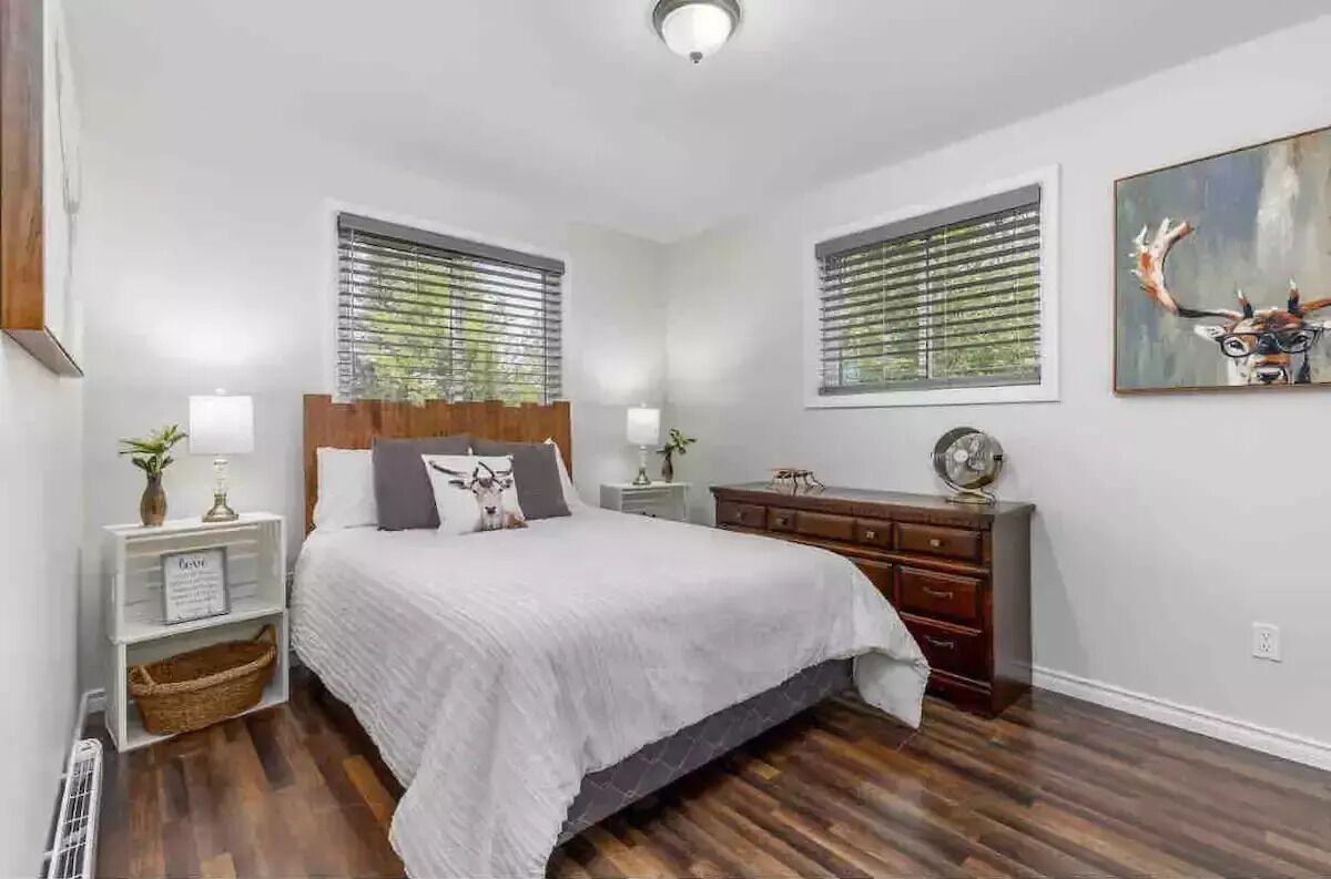 Peaceful lakeside paradise on desirable Peter Lake