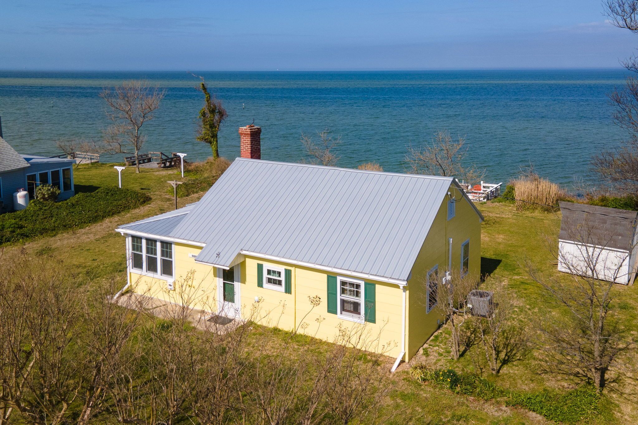 Sunflower Cottage, charming beach cottage situated at the edge of the bay