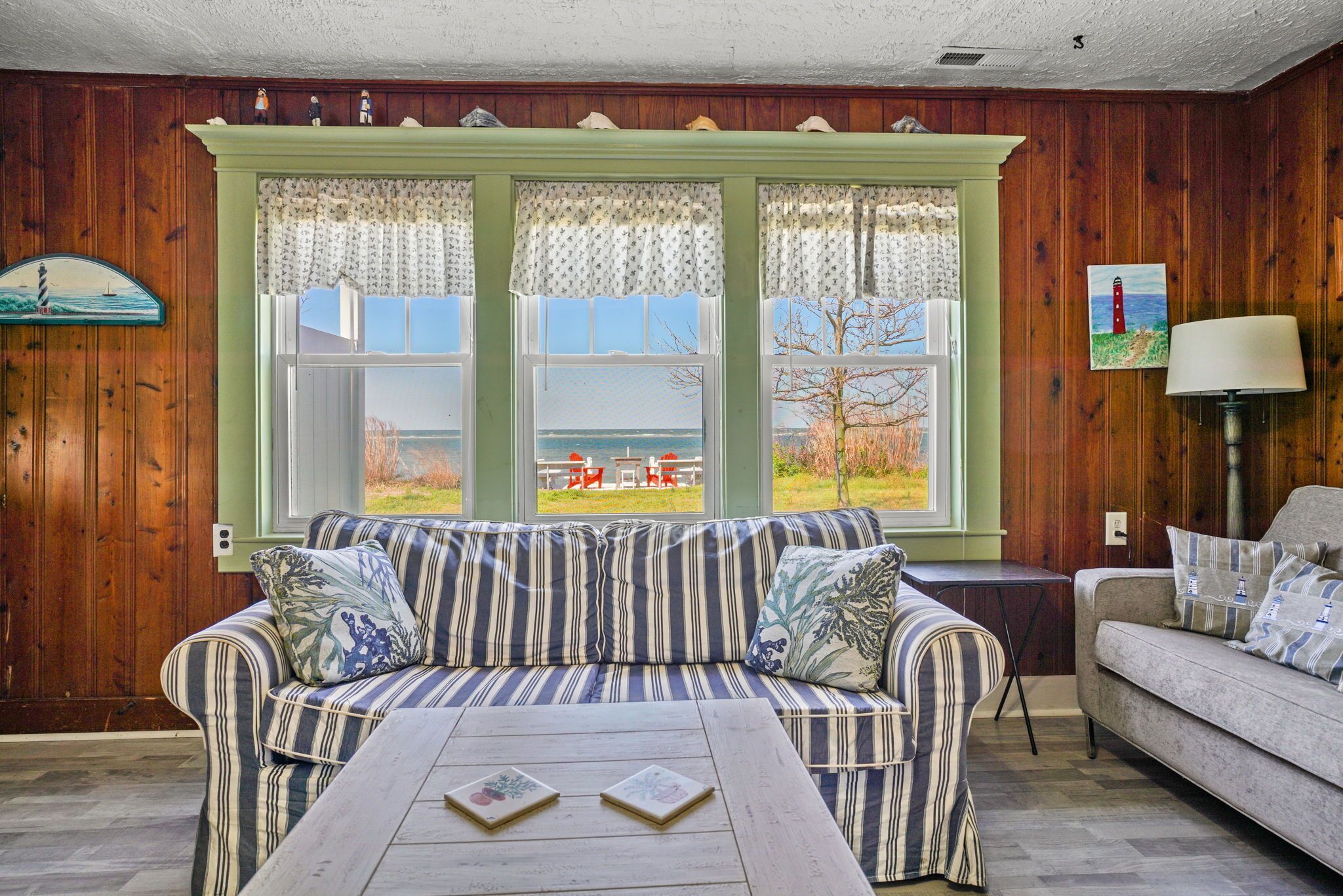 Sunflower Cottage, charming beach cottage situated at the edge of the bay