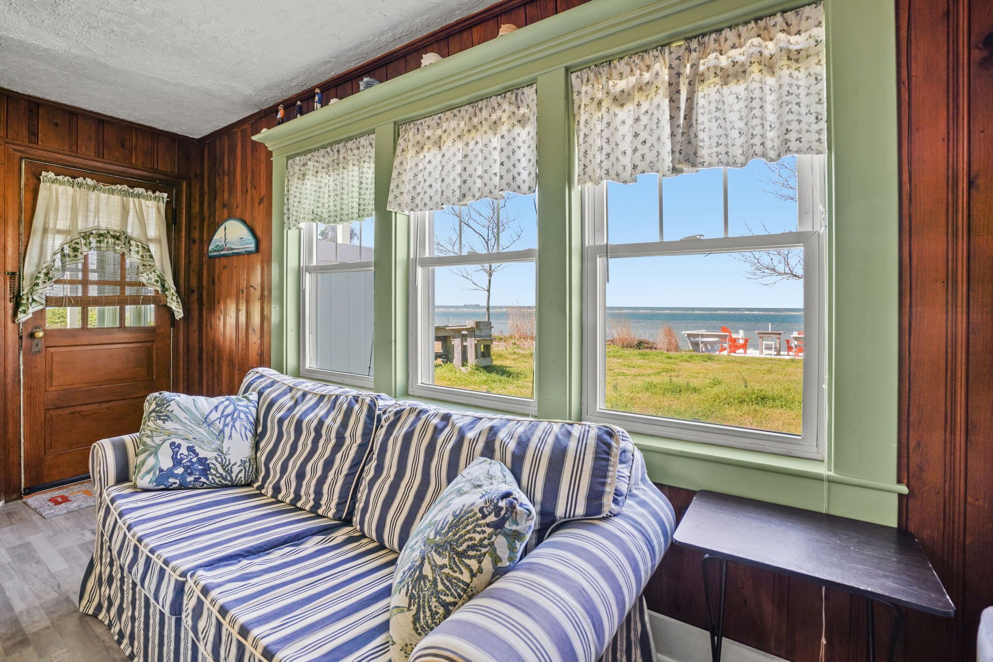 Sunflower Cottage, charming beach cottage situated at the edge of the bay