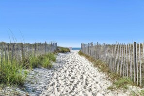 På stranden, liggestole, badehåndklæder