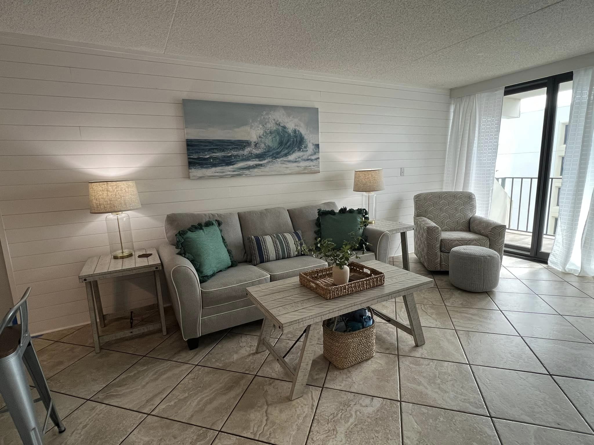 Condo on the Beach- walk to restaurants, shops and activities.