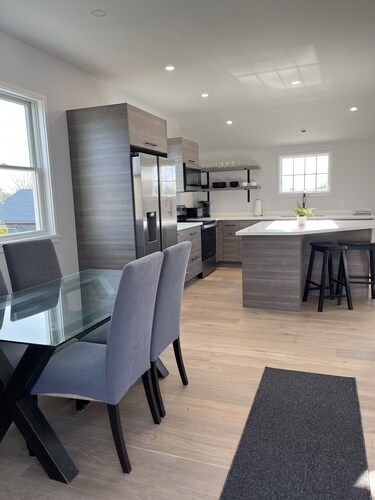 Brand New, Modern and Cozy 1 bedroom, 1 bath cottage! Secluded and convenient.