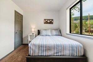 3 bedrooms, desk, travel cot, WiFi