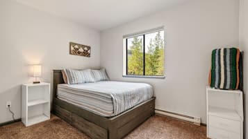 3 bedrooms, desk, travel cot, WiFi