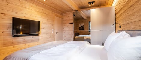 House | 2 bedrooms, Egyptian cotton sheets, premium bedding, in-room safe