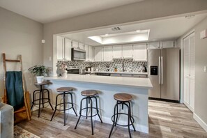 Fridge, microwave, oven, stovetop - WRIGLEY'S HOME PLATE IN MESA, Poolside, Trendy Condo, King Bed (Mesa)