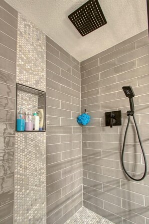 Een bad, een haardroger, handdoeken