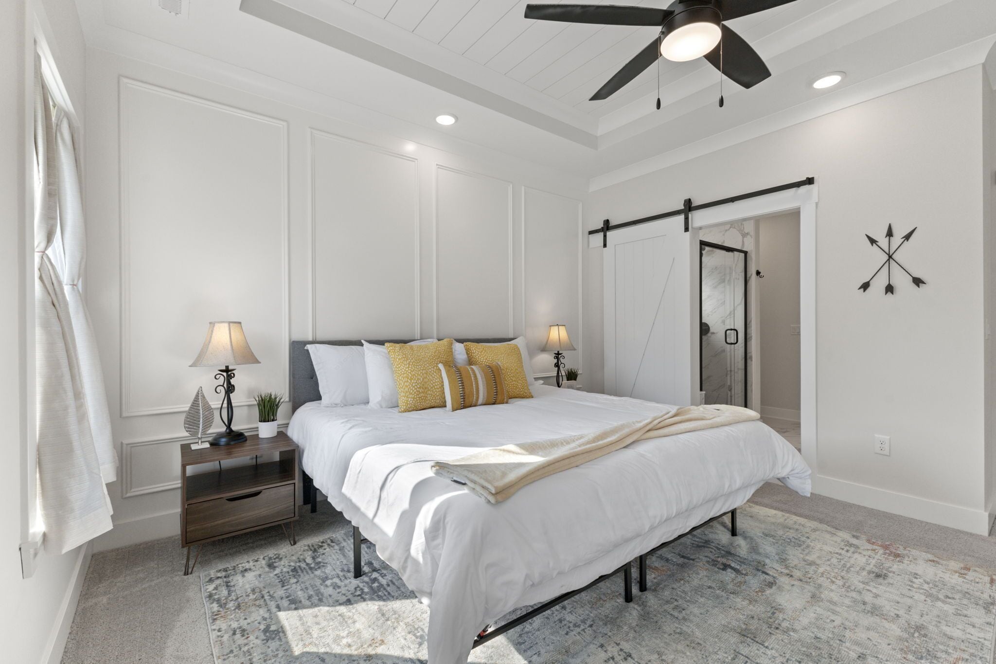 3 chambres, bureau, fer et planche à repasser, lit parapluie