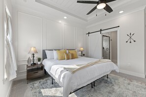 3 bedrooms, desk, iron/ironing board, travel cot - Indiana Valley: Work Friendly & Near Downtown (Jeffersonville)