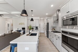 Fridge, microwave, oven, stovetop - Indiana Valley: Work Friendly & Near Downtown (Jeffersonville)