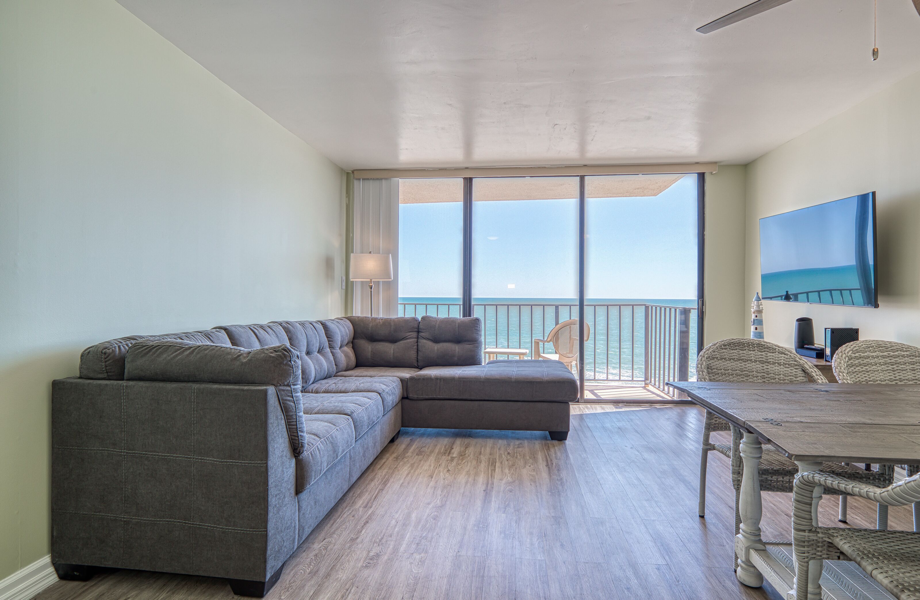 Fully Remodeled - 1 BD Oceanfront Retreat - Outdoor Pool and Hot Tub