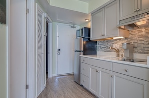Fridge, microwave, stovetop, coffee/tea maker