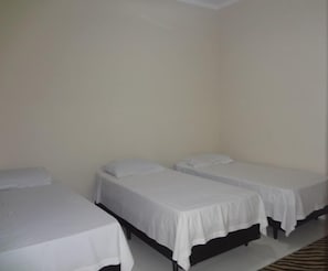 Standard Triple Room, 3 Twin Beds | Bathroom - Hotel Pousada PG One  (Praia Grande)