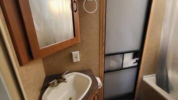 Douche, serviettes fournies, papier toilette