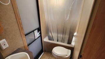 Douche, serviettes fournies, papier toilette