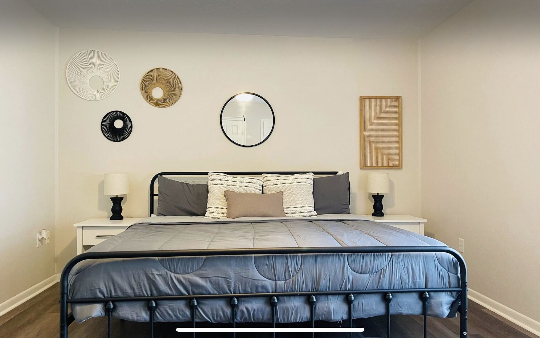 3 habitaciones, escritorio, tabla de planchar con plancha y wifi gratis 