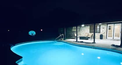 Private Pool, Game Room, King Bed, Sleeps 10, Baytown Home with WiFi & Parking