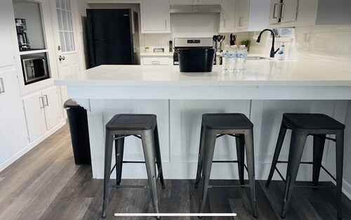 Private Pool, Game Room, King Bed, Sleeps 10, Baytown Home with WiFi & Parking