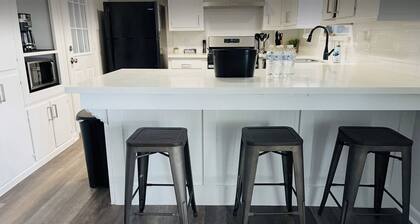 Private Pool, Game Room, King Bed, Sleeps 10, Baytown Home with WiFi & Parking