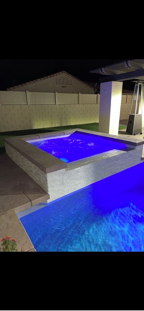 Alberca al aire libre y alberca climatizada