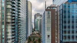 Ein hoch aufragender Gebäudekomplex in einer Stadt mit mehreren Wohn- und Geschäftshäusern.