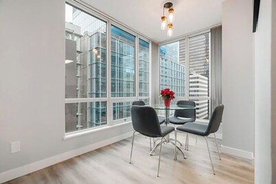 Downtown Vancouver 2 Bedroom 2 bathroom Condo with Views in Coal Harbour