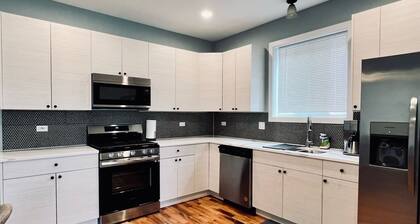 Spacious brand new condo - 15 min from downtown Chicago! Sleeps 6
