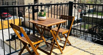 Spacious brand new condo - 15 min from downtown Chicago! Sleeps 6