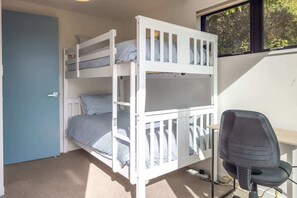 3 habitaciones, tabla de planchar con plancha, wifi y ropa de cama