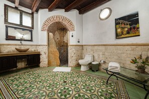 Een haardroger, handdoeken, shampoo, toiletpapier
