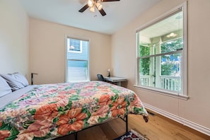 4 bedrooms, desk, WiFi, bed sheets