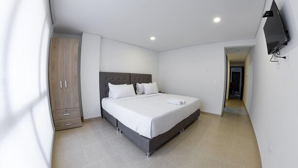 Iron/ironing board, WiFi (free), bed sheets - APARTASUITE PLAZA PREMIUM (Bogotá)
