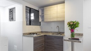 Mini-fridge, cookware/dishes/utensils, cleaning supplies, paper towels - APARTASUITE PLAZA PREMIUM (Bogotá)