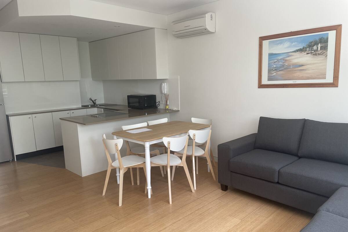 Un apartamento moderno con cocina, comedor y sala de estar.