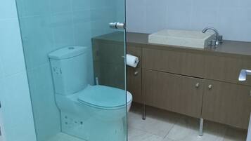 Family Apartment | Bathroom | Free toiletries, hair dryer, toilet paper