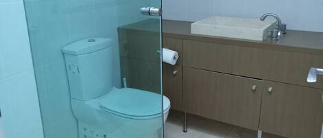 Family Apartment | Bathroom | Free toiletries, hair dryer, toilet paper