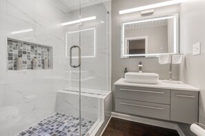 Shower, jetted bath, hair dryer, towels - Premium Townhome #D w/ 2 King Beds & Luxury Baths (Peachtree Corners)