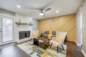 Televisie, een open haard, boeken en slimme speakers