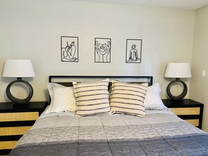 4 habitaciones, escritorio y tabla de planchar con plancha 