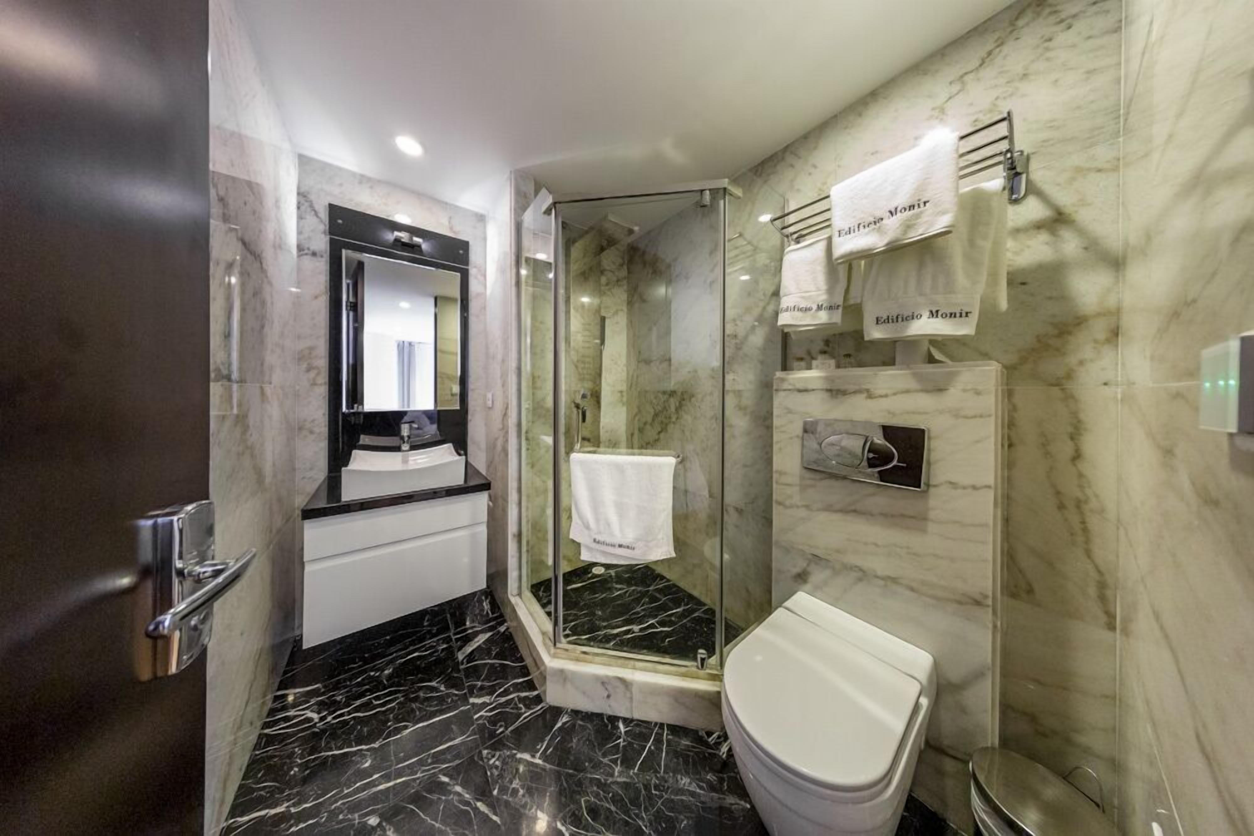 Combined shower/bathtub, rainfall showerhead, towels, soap