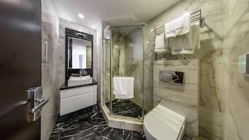 Combined shower/bathtub, rainfall showerhead, towels, soap