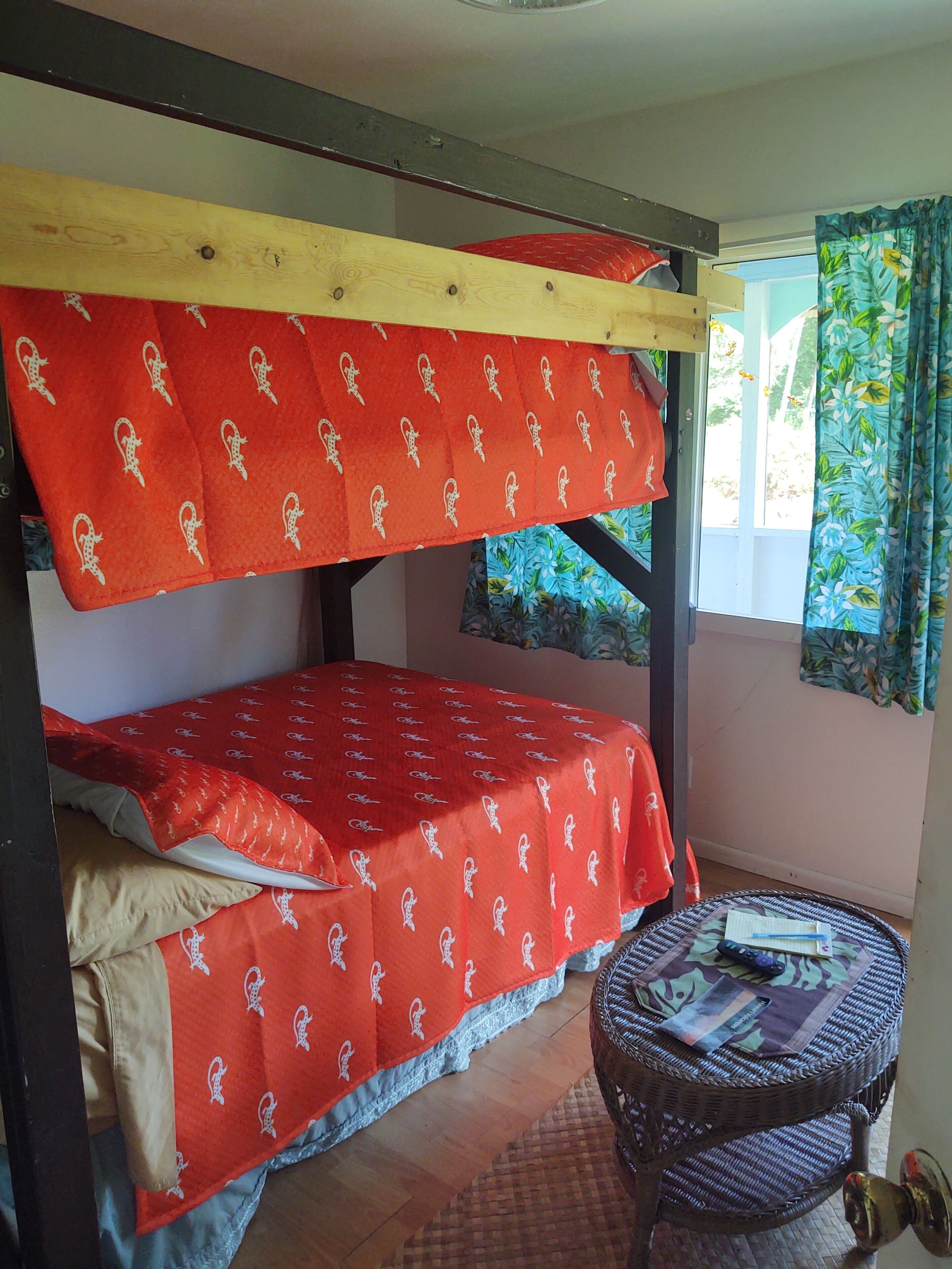 "Puna Gecko"  Quiet, Clean with Adult Bunk Beds