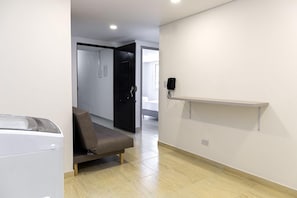 Down comforters, pillowtop beds, desk, free WiFi - Apartasuite Galery FC (Bogotá)