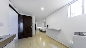 Down comforters, pillowtop beds, desk, WiFi (free) - Apartasuite Galery FC (Bogotá)