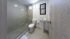 Rainfall showerhead, towels, soap, shampoo - Apartasuite Galery FC (Bogotá)